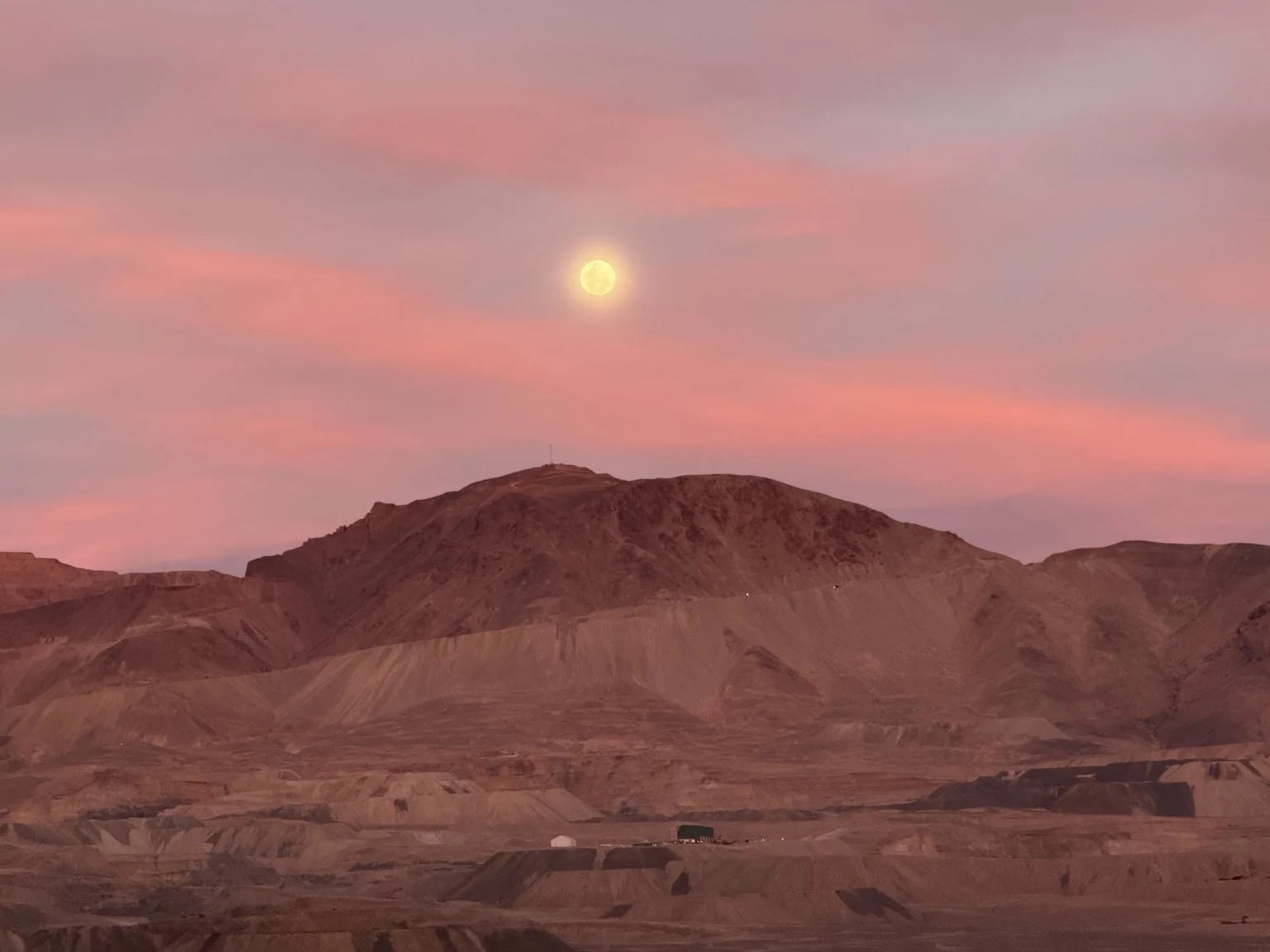 Luz rosada del atardecer sobre los cerros de El Salvador