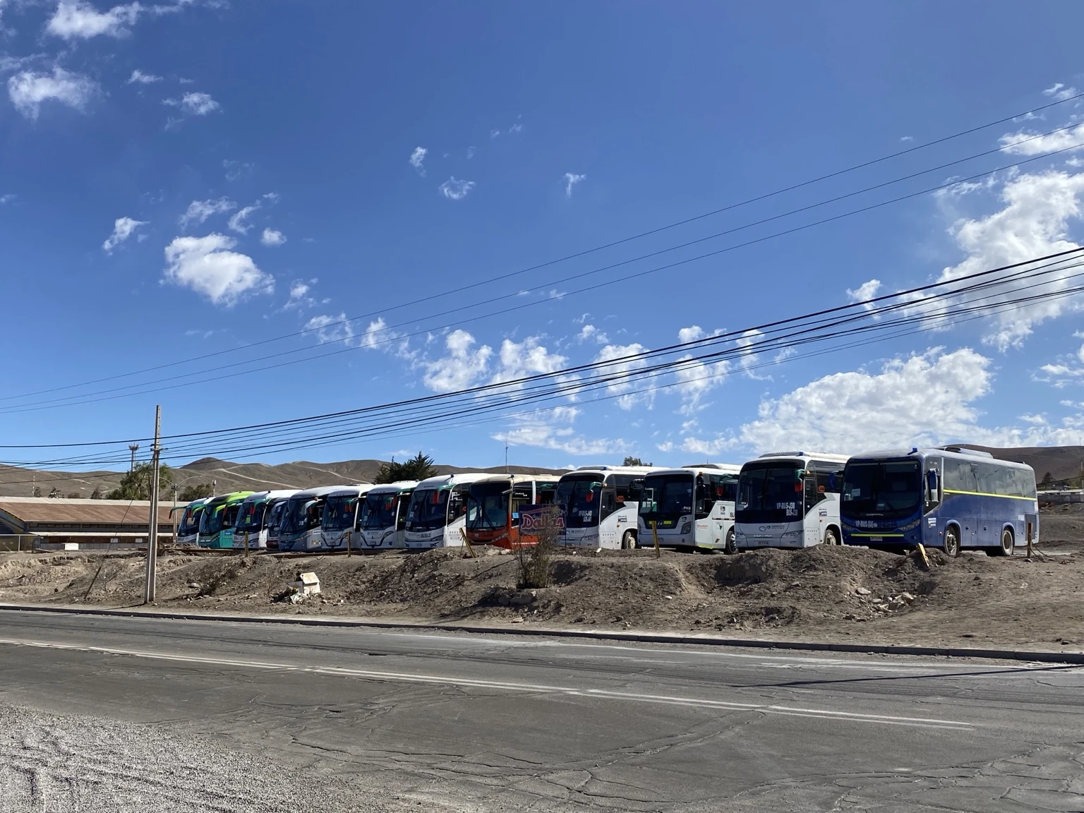 Vista panorámica de buses en la base TRA