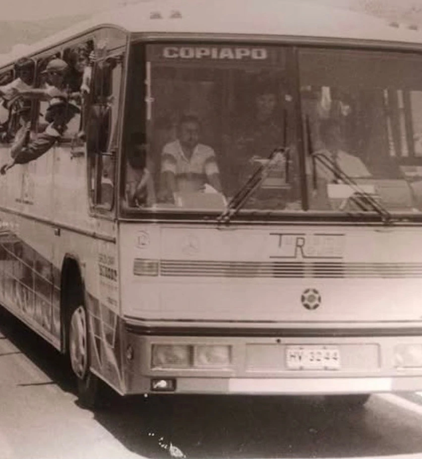 Fotografía histórica de un bus de los inicios de TRA con letrero Copiapó